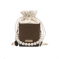 Mini sac seau rétro avec poignée en perles et chaîne dorée sur fond blanc - Marron