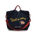 Denim-Tote-Bag mit Chill-Vibes-Stickerei, roten Griffen und verstellbarem Schultergurt - Schwarz