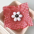 Vue macro d'un support de téléphone fleur blanche avec cœur doré sur nappe rouge - Blanc / Adhésif