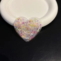 Macro di supporto per telefono a cuore con paillettes laser colorate su ceramica bianca - Cuore Colorato
