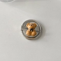 Detalle de soporte de anillo para móvil en metal con osito 3D y lazo decorativo - Oso pardo con pajarita negra