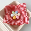 Vue détaillée du support téléphone en fleur colorée avec cœur doré et pétales pastel - Multicolore / Adhésif