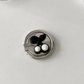 Primer plano de un soporte para teléfono plateado con motivo de cereza minimalista en blanco y negro - Cereza Negra