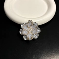 Vue détaillée de l'élégant support de téléphone fleur nacrée avec des bords dorés - Support Transparent - Fleur de Coquille - Bleu Or