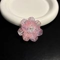 Vue détaillée d'un support de téléphone en forme de fleur en résine rose sur cuir noir - Support Transparent-Fleur Coquillage-Rose Arc-en-ciel