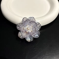 Gros plan détaillé d'un support de téléphone fleur violette et perles cristal - Support Transparent-Fleur Coquillage-Gris Arc-en-ciel