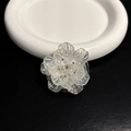 Vue détaillée d'un support de téléphone pliable en forme de fleur irisée élégant. - Support Transparent-Fleur Coquillage-Blanc Arc-en-ciel