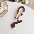 Dettaglio del cinturino da polso marrone intrecciato con ciondolo a forma di gelato - Stile Gelato Marrone
