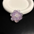 Vue détaillée des pétales irisés d'un support de téléphone en forme de fleur violette - Support Transparent-Fleur Coquillage-Violet Arc-en-ciel