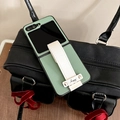 Detalle de funda de cuero verde con correa blanca para smartphone plegable - Verde / Samsung Z Flip 3