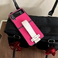 Detalle de funda plegable de cuero rosa con correa blanca y el texto happy - Rosa Roja / Samsung Z Flip 3