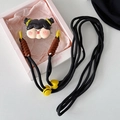 Nahaufnahme des süßen Mädchen-Handyclips und des dicken verstellbaren schwarzen Umhängebandes - Mädchen mit schwarzen Doppelduvets (Nr. 4) / Handy-Clip + Schwarzes dickes Geflechtsseil