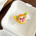 Detailansicht eines niedlichen gelben Resin-Mädchenclips für Handy-Umhängebänder - Clownmädchen mit roter Nase und blauen Haarringen (Nr. 7) / Weißer Handy-Rückenclip/Klemme