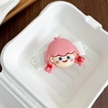 Makro-Detail eines süßen Zeichentrickmädchens in rosa in einer kreativen Geschenkbox - Rosahaariges Mädchen mit rotem Zubehör (Nr. 10) / Weißer Handy-Clip