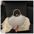 Detail van witte zadeltas met gouden handvat op elegante satijnen cadeauverpakking - Wit