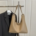Bolso tote grande minimalista con textura de lichi y ojales plateados para el día a día - Caqui