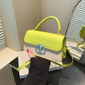 Petit sac carré chic patchwork vert citron et beige avec boucle anneau en métal argenté - Vert
