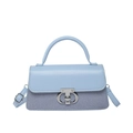 Bolso bandolera azul cielo clásico con solapa texturizada y cierre de metal en T plateado - Azul