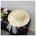 Dettaglio borsa a secchiello in paglia con pizzo bianco e grande fiocco in rete con perle - Cappello da Sole con Fiocco in Pizzo e Perle