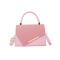 Bolso bandolera rosa minimalista con solapa de tela y adorno de metal dorado - Rosa