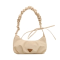 Schicke beige Canvas-Achseltasche mit Scrunchie-Griff und Triangel-Logo-Plakette - Gebrochenes Weiß