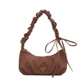 Braune Crescent-Tasche aus Twill mit Falten, Schleife und Metall-Logo-Detail - Braun