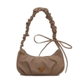 Braune Cloud-Schultertasche mit gerafftem Riemen und Schleifendetail auf weißem Grund - Khaki
