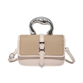 Bolso patchwork beige con solapa tejida y asa metálica plateada irregular - Blanco Roto