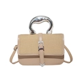Bolso chic de paja beige con un exclusivo asa de metal plateado de forma orgánica fluida - Caqui