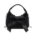 Schwarze Handtasche mit Schleife und silberner Kette aus hochwertigem Kunstleder Finish - Schwarz