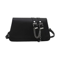 Bolso bandolera negro de cuero sintético con correas de hebilla y cadena con corazón - Negro
