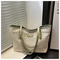 Detail van crème kant geweven shopper met groene handvatten en modieus metalen logo - Groen