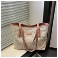 Détail du tissage en dentelle et poignée en cuir rose clair avec rivets dorés du sac - Rose