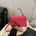 Petit sac à main matelassé fuchsia avec rabat géométrique et serrure dorée élégante - Rose
