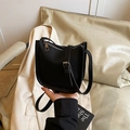 Bolso cubo minimalista de cuero negro granulado con cremallera dorada y correa ajustable - Negro