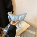 Sac croissant plissé bleu clair en cuir PU doux pour un usage quotidien élégant - Bleu