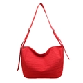 Bolso tote rojo minimalista con textura suave y correa ajustable al hombro - Rojo