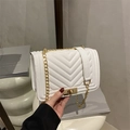Sac à bandoulière blanc en similicuir matelassé avec chaîne dorée et fermoir pivotant - Blanc