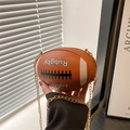 Sac à bandoulière marron en forme de football américain avec chaîne dorée et texte - Marron