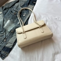 Borsa a spalla crema minimalista in ecopelle con un design a patta vintage - Bianco (Senza Ciondolo)