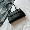 Borsa a spalla rettangolare in pelle nera minimalista con patta e manici sottili - Nero (Senza Ciondolo)