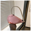 Dettaglio della borsa da sera rosa a forma di cuore con bordi di strass scintillanti - Rosa