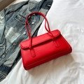 Borsa a spalla rettangolare minimalista in ecopelle rossa su sfondo di tessuto bianco - Rosso (Senza Ciondolo)