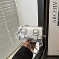 Mini borsa argento a tracolla con trama in fibra di carbonio e doppie fibbie in metallo - Argento
