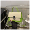 Dettaglio della borsa a contrasto in pelle e tela con fibbia metallica a forma di D - Verde