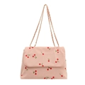Sac à bandoulière en velours côtelé rose avec imprimé cerises et chaîne dorée sur fond blanc - Rose