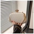 Nahaufnahme der weißen Abendtasche mit diamantbesetztem Verschluss und goldener Metallkette - Weiß