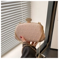 Detail einer hellrosa Clutch mit Punkttur und goldenem Verschluss mit Diamanten - Rosa