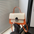 Elegante borsa quadrata in tela beige e pelle arancione con fibbia metallica ad anello - Arancione