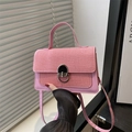Borsa a tracolla rosa minimalista con patta testurizzata e chiusura in metallo - Rosa